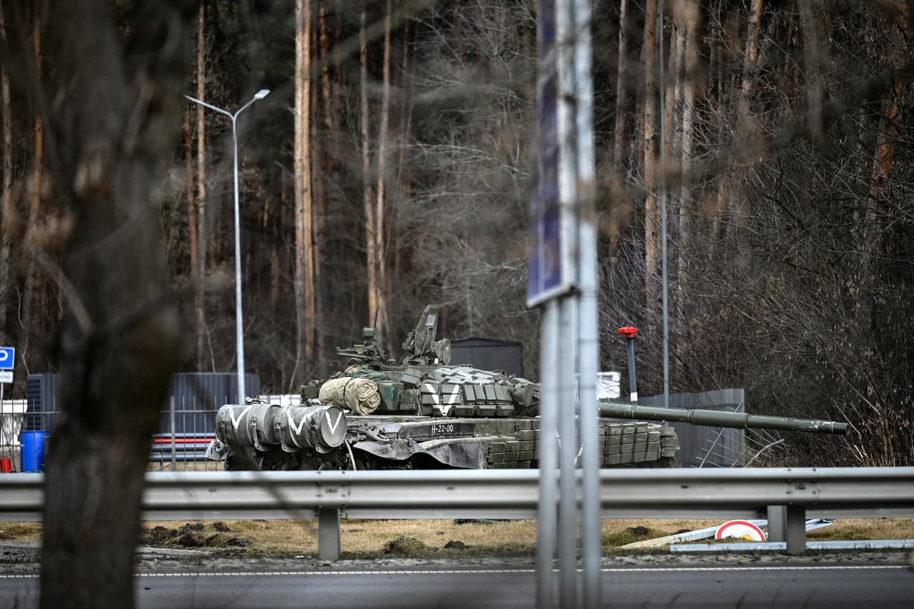 Un tanque ruso con la letra "V" en la ciudad de Irpin, al oeste de Kiev, el 4 de marzo. Más de 1.5 millones de personas han huido de Ucrania a países vecinos desde que Rusia lanzó su invasión a gran escala el 24 de febrero.
<br>
<br>Rob Lee, un especialista en defensa rusa activo en redes sociales, indicó que los símbolos pueden hacer referencias a diferentes asignaciones, misiones o direcciones de los contingentes. Lee también indicó que en un “popular canal de Telegram en ruso” se afirma que los
<a href="https://twitter.com/RALee85/status/1496183250728935428"><b>vehículos con la Z</b></a> se utilizarán en la dirección de Jarcov y los que llevan diferentes letras se asignan a diferentes regiones.
<b>Esta información no ha sido verificada. </b>
<br>