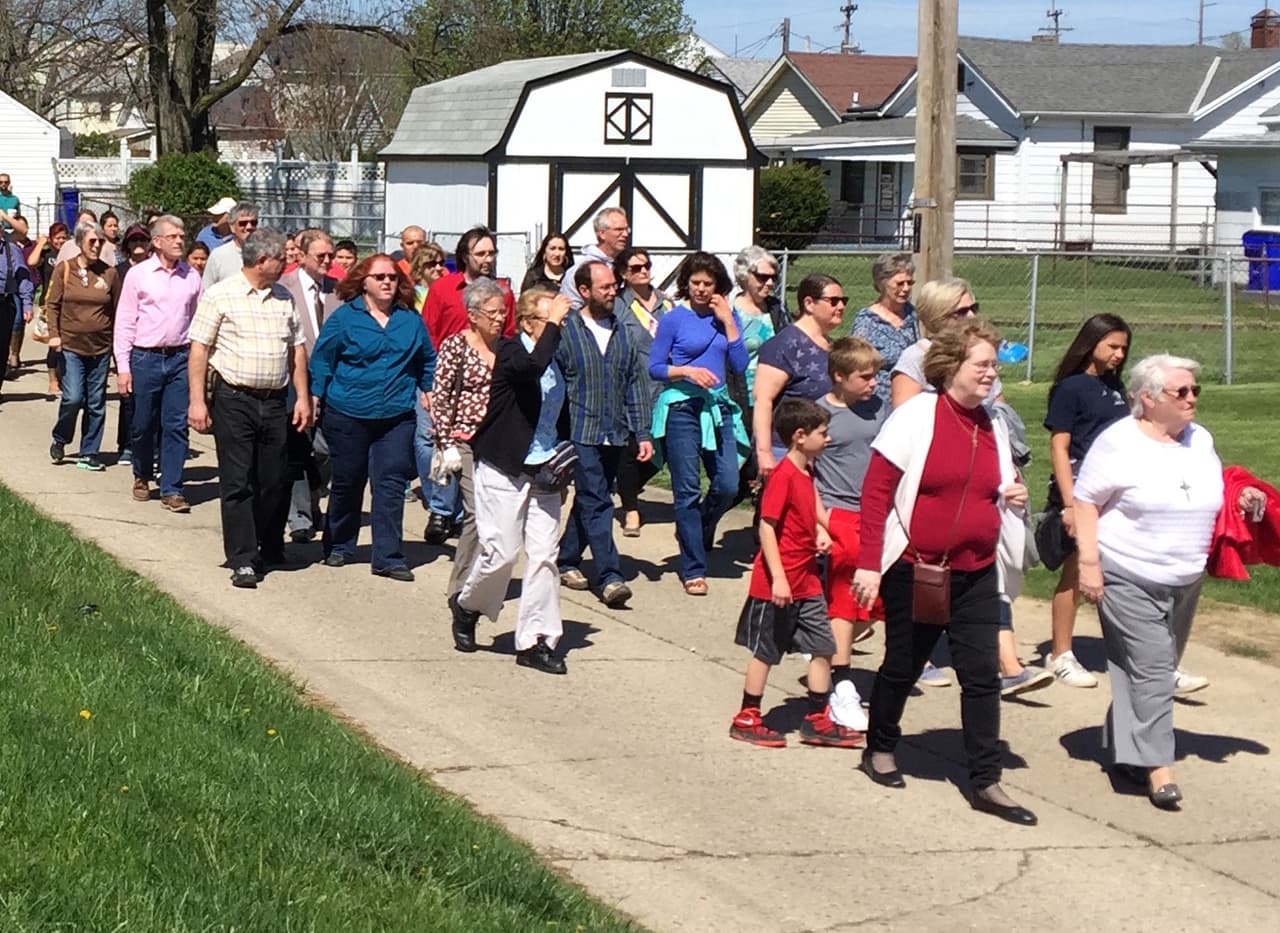 Feligreses marchan desde la iglesia St. Joseph en Hamilton, Ohio, hasta la cárcel local para protestar la detención de la inmigrante Maribel Trujillo.