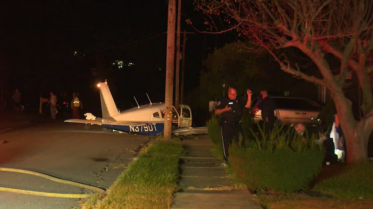 El avión se detuvo con daños en la nariz, las alas y el tren de aterrizaje.
<br>