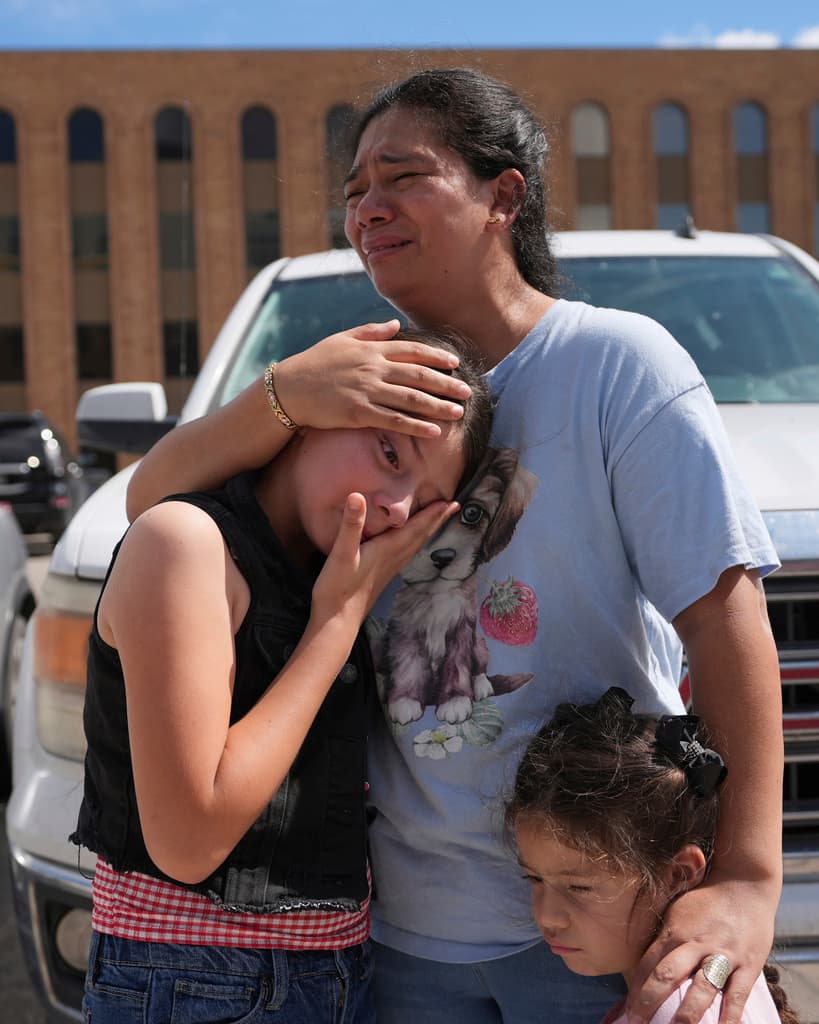 La inmigrante hondureña sufría también por su hijas, sobre todo, la de 10 años, que no tenía consuelo tras ver salir a su papá y a su hermano esposados rumbo 
<b><a href="https://www.univision.com/local/san-antonio-kwex/denuncia-trato-inhumano-arrestado-ice-inmigrantes-san-antonio-texas" target="_blank">a un centro de detención de ICE</a></b>, donde serían procesados para deportación.