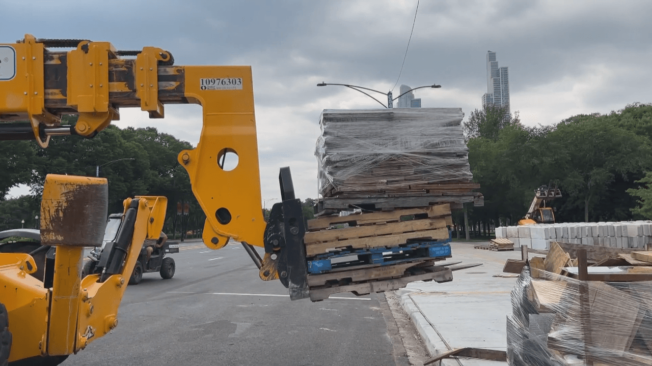 Maquinaria está removiendo el montaje que se usó durante el fin de semana para el evento de Nascar.