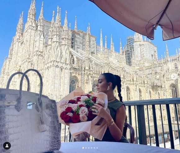 Empecemos el recuento con este 
<b>Birkin Himalaya,</b> de la firma Hermès. El cual está confeccionado con piel de cocodrilo del Nilo y puede adquirirse en más de $300,000 dólares, dependiendo de la subasta o el intermediario porque es una pieza de colección.