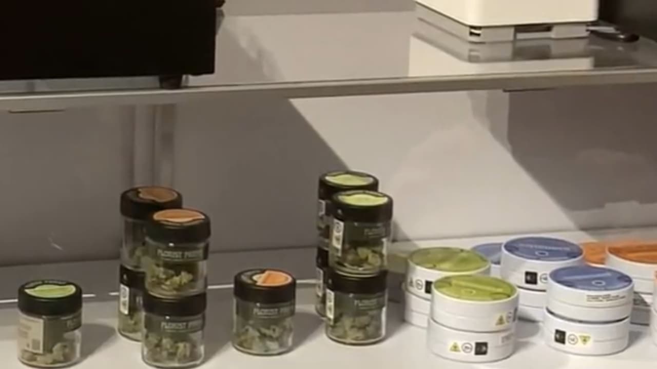 Abren la primera tienda de marihuana recreativa en NY; clientes hicieron fila por horas