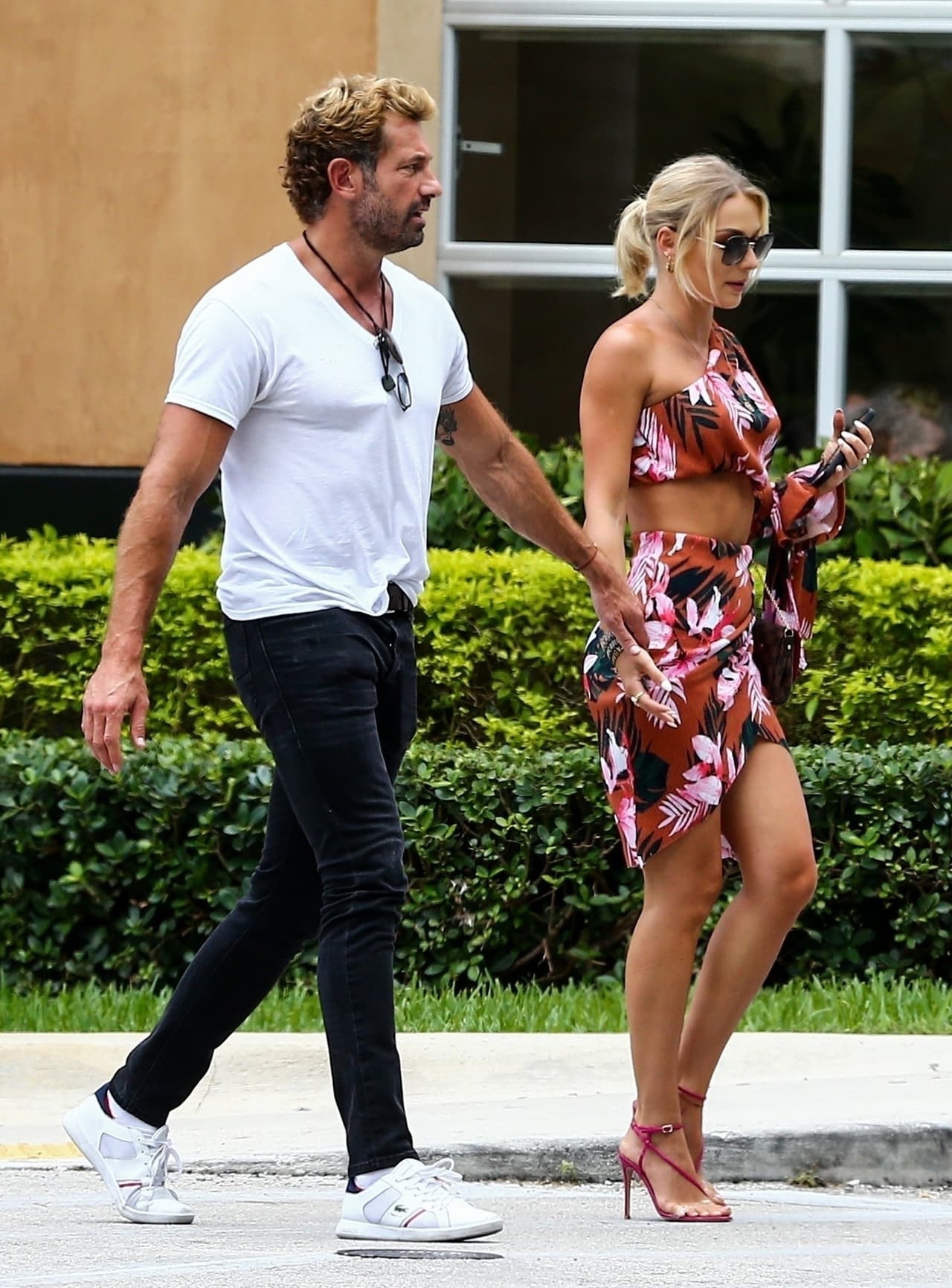La confirmación llegó el 19 de septiembre de 2018, luego de ser captados en Beverly Hills de compras, casi un año después de que Geraldine Bazán confirmó que se divorciaba de Gabriel Soto.
