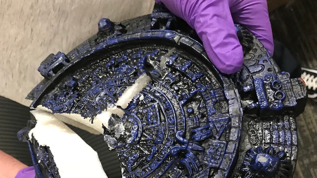 Desmantelan red de narcotraficantes que enviaba droga oculta en calendarios y estatuas aztecas hacia Hawaii