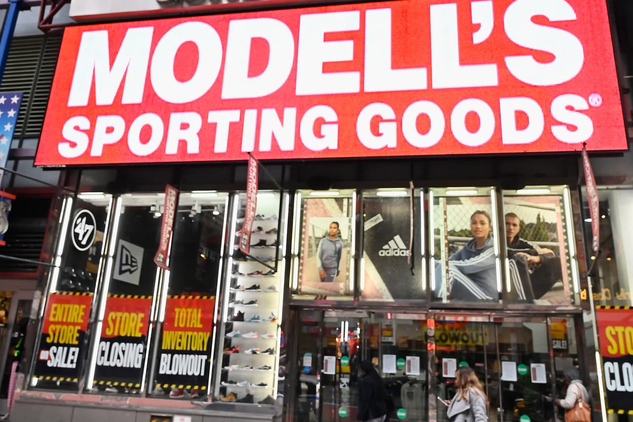 <b>Modell's.</b> Esta gran cadena de artículos deportivos operaba en el noreste del país desde 1889. Después de planear inicialmente cerrar solo 24 de sus tiendas, la compañía se declaró en bancarrota en febrero de 2020, antes de la pandemia, y anunció el cierre de todas sus tiendas. Sus ejecutivos culparon a la competencia de otras grandes tiendas y de Amazon, así como a los inviernos más cálidos que reducen las ventas de abrigos.