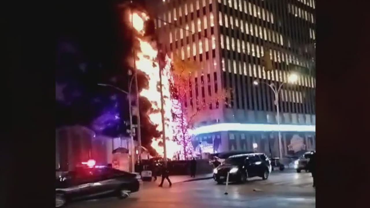 <b><a href="https://www.univision.com/local/nueva-york-wxtv/hombre-le-prende-fuego-arbol-de-navidad-de-manhattan">Hombre prende fuego al árbol de Navidad frente a los estudios de Fox News </a></b>
<br>Un hombre prendió fuego al árbol de navidad ubicado frente a los estudios de Fox News en Manhattan. Fue arrestado poco tiempo después.