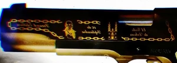 Es una pistola Colt calibre .38 estilo Gold cup que fue decomisada en el año 2003. En el cañón del arma se pueden ver la imagen de Miguel Hidalgo y Costilla y la fecha de la Independencia Mexicana.