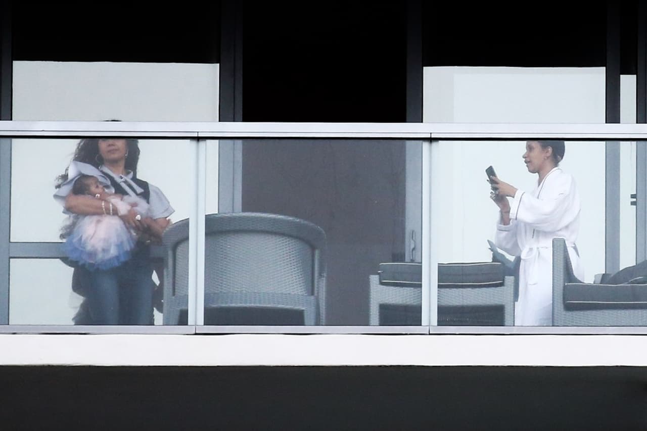 En medio de la tormenta, que llegó después del escándalo que protagonizó en el NY Fashion Week
<b><a href="https://www.univision.com/entretenimiento/despues-de-la-pelea-en-la-new-york-fashion-week-cardi-b-explota-contra-nicki-minaj-en-instagram-fotos">al lanzarle con un zapato a Nicki MInaj</a></b>, Cardi B encuentra felicidad total con su hija.