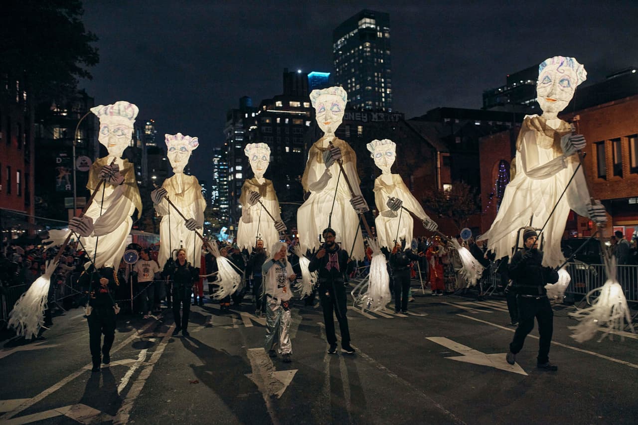Con llamativos disfraces, música y mucha diversión desfilaron cientos de personas por la Sexta Avenida.
<br>