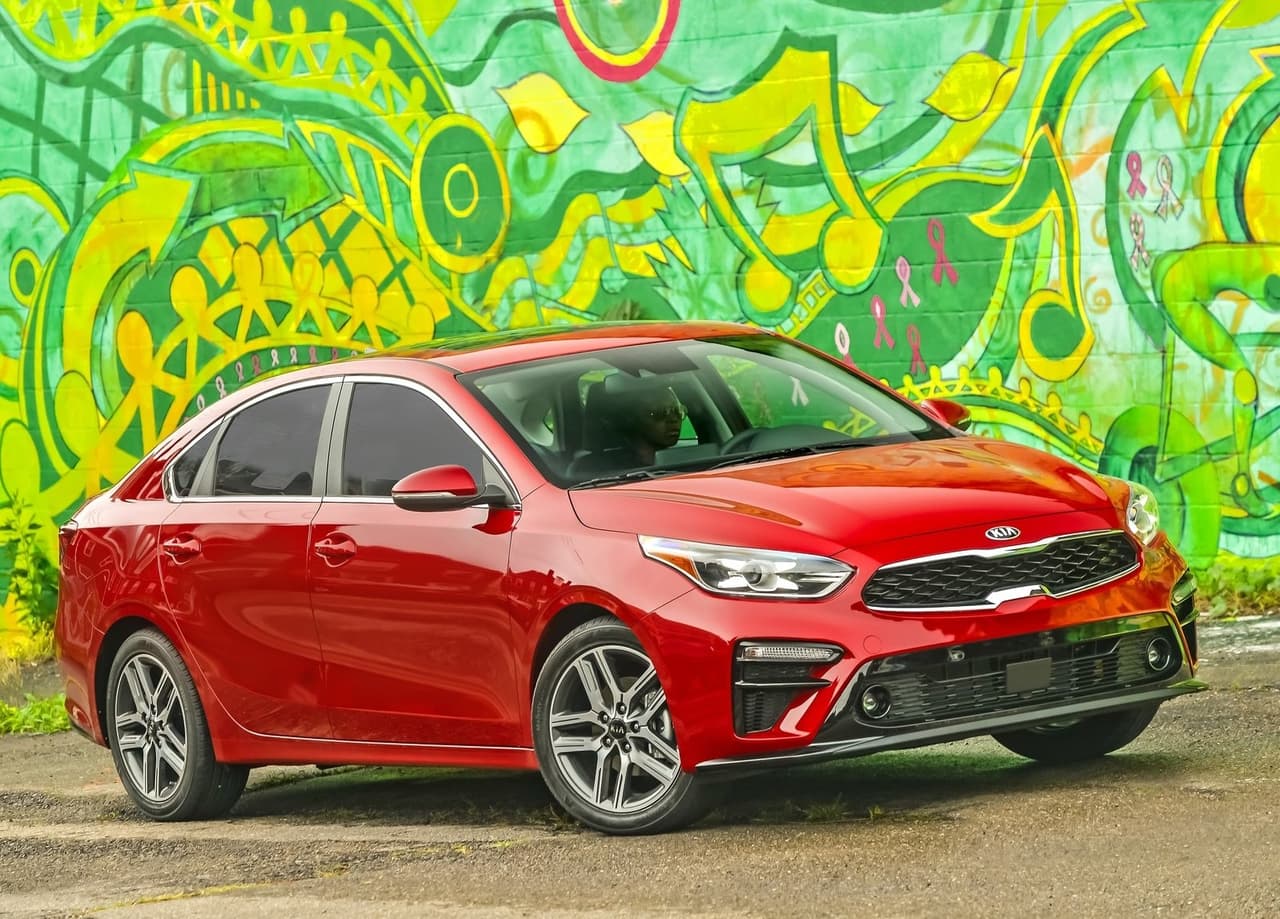 <h3 class="cms-H3-H3"><b>Kia Forte</b></h3>
<br>
<br>
<b>Precio promedio:</b> 10,851 dólares
<br>
<b>Porcentaje promedio por debajo del valor de mercado: </b>12.3%
<br>
<b>Ahorro promedio:</b> 1,468 dólares