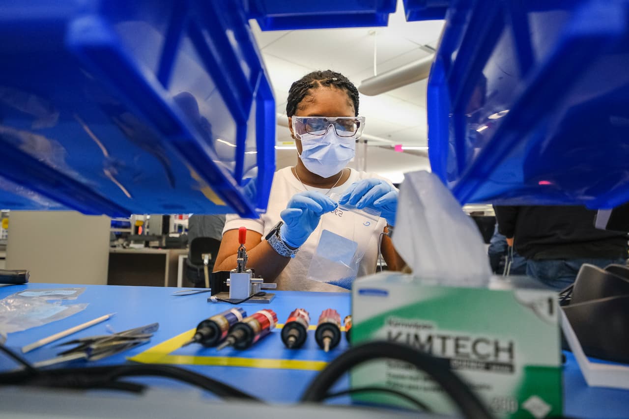 Un vistazo íntimo a las fábricas de carros mientras producen equipos médicos para combatir el covid-19