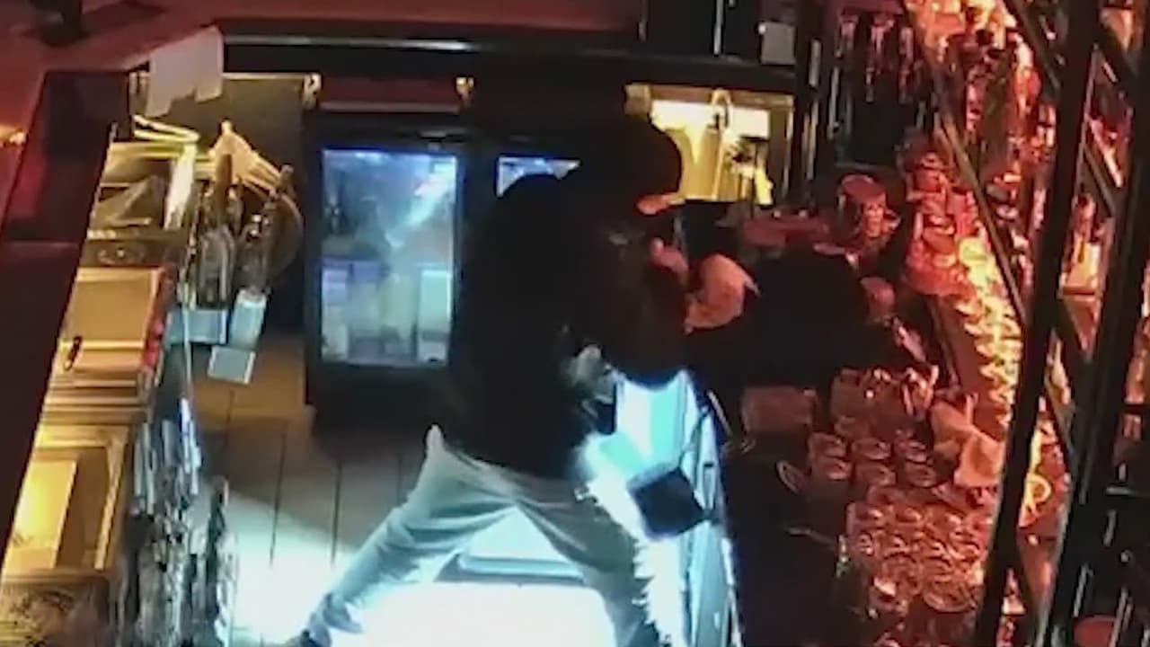 Robo en restaurante en El Bronx deja pérdidas por más de $15,000; buscan a los responsables