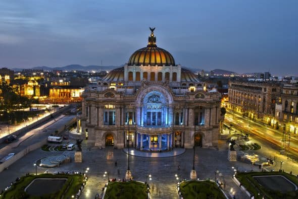 El Palacio de Bellas Artes, Ciudad de México -  El 2 de abril todos los grandes edificios y monumentos del mundo serán iluminados de azul como una forma de crear conciencia sobre el Autismo.