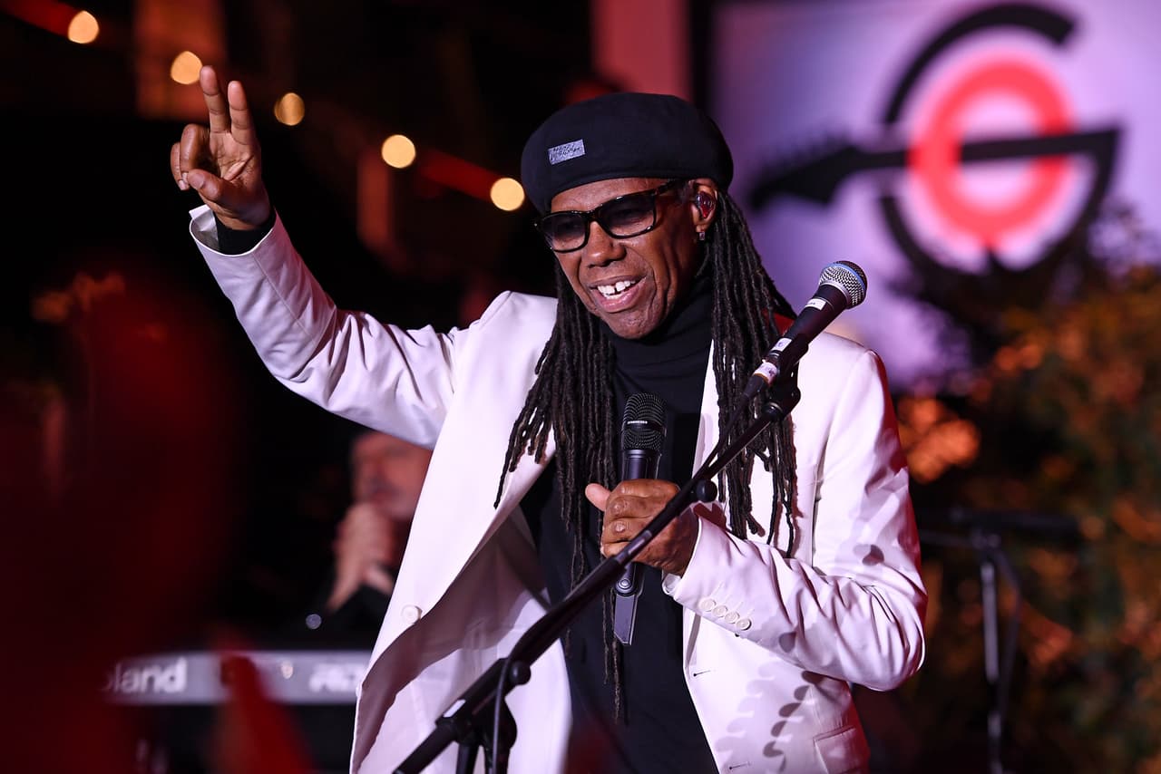 Daddy Yakee y Rauw Alejandro unieron fuerzas con el guitarrista y la leyenda del rock Nile Rodgers en el tema ‘Agua’. Es la primera vez que Yankee colabora con Rodgers, y Alejandro.
<br>
<br> 
<br>