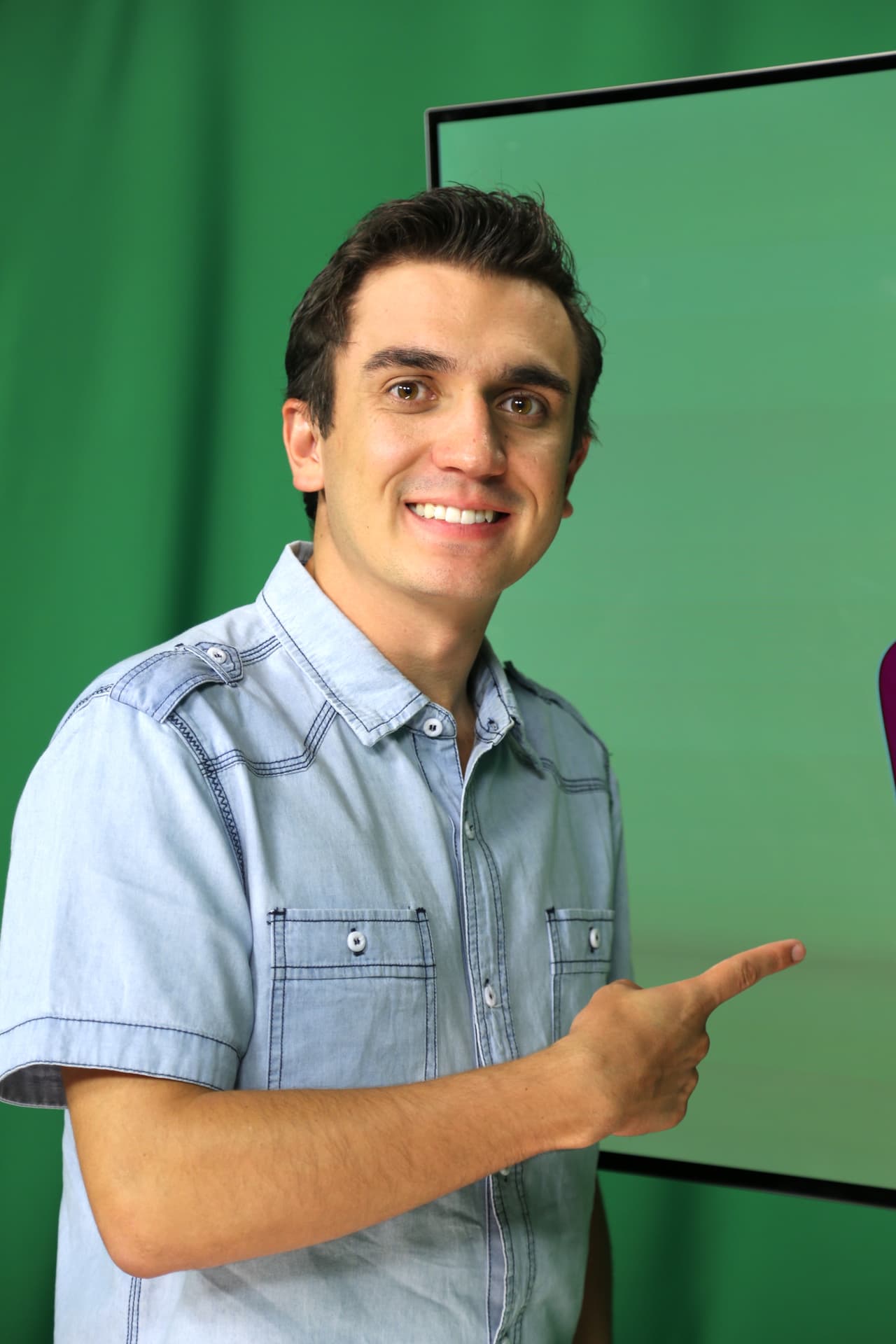 Además de ser actor, también imparte una conferencia motivacional llamada '¿Por qué a mí?', ha trabajado en el sector privado y en el público; además es presidente de la asociación civil Trabajamos dibujando sonrisas.