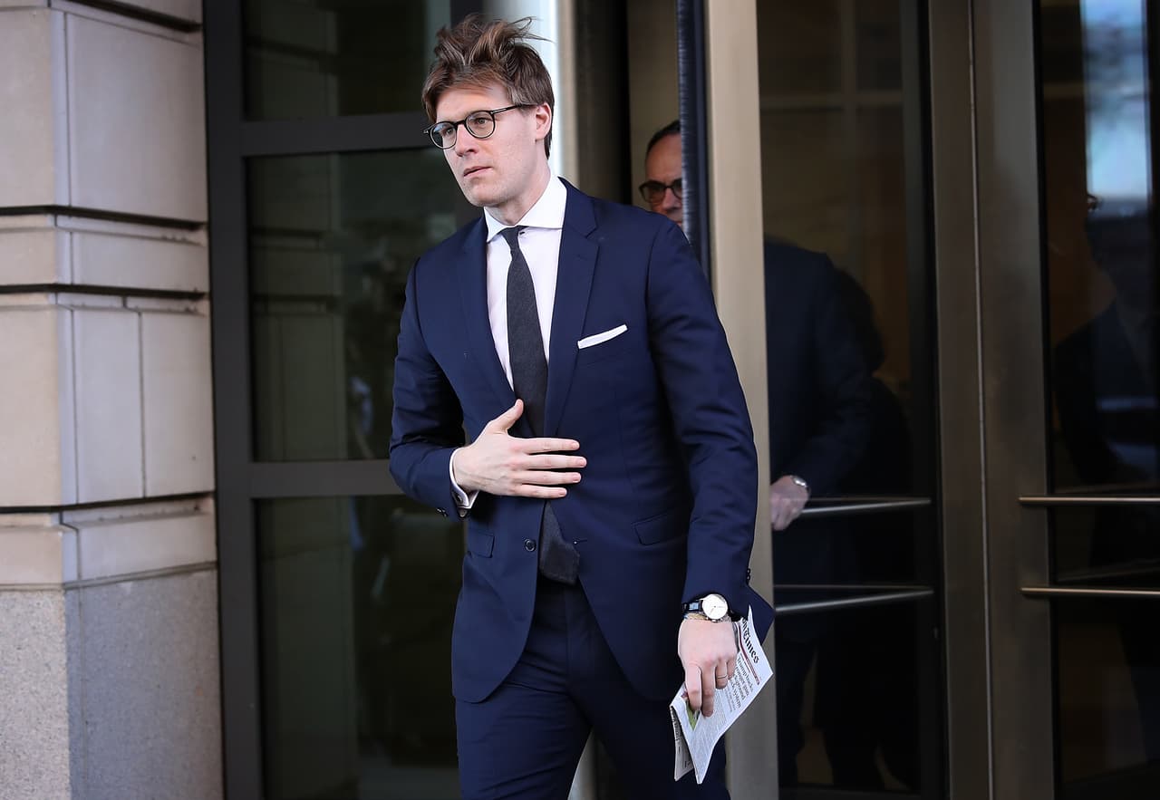 <b>22.</b>
<b>Alex van der Zwaan</b>, un abogado belga que se declaró culpable de hacer declaraciones falsas al FBI sobre sus contactos con Rick Gates y un ciudadano ruso investigado por su presunta relación con la inteligencia de Moscú.
<a href="https://www.univision.com/noticias/politica/primera-sentencia-en-el-rusiagate-30-dias-de-prision-a-un-abogado-que-mintio-al-fbi">Fue el primer sentenciado por el caso</a>, a 30 días de cárcel que ya cumplió.