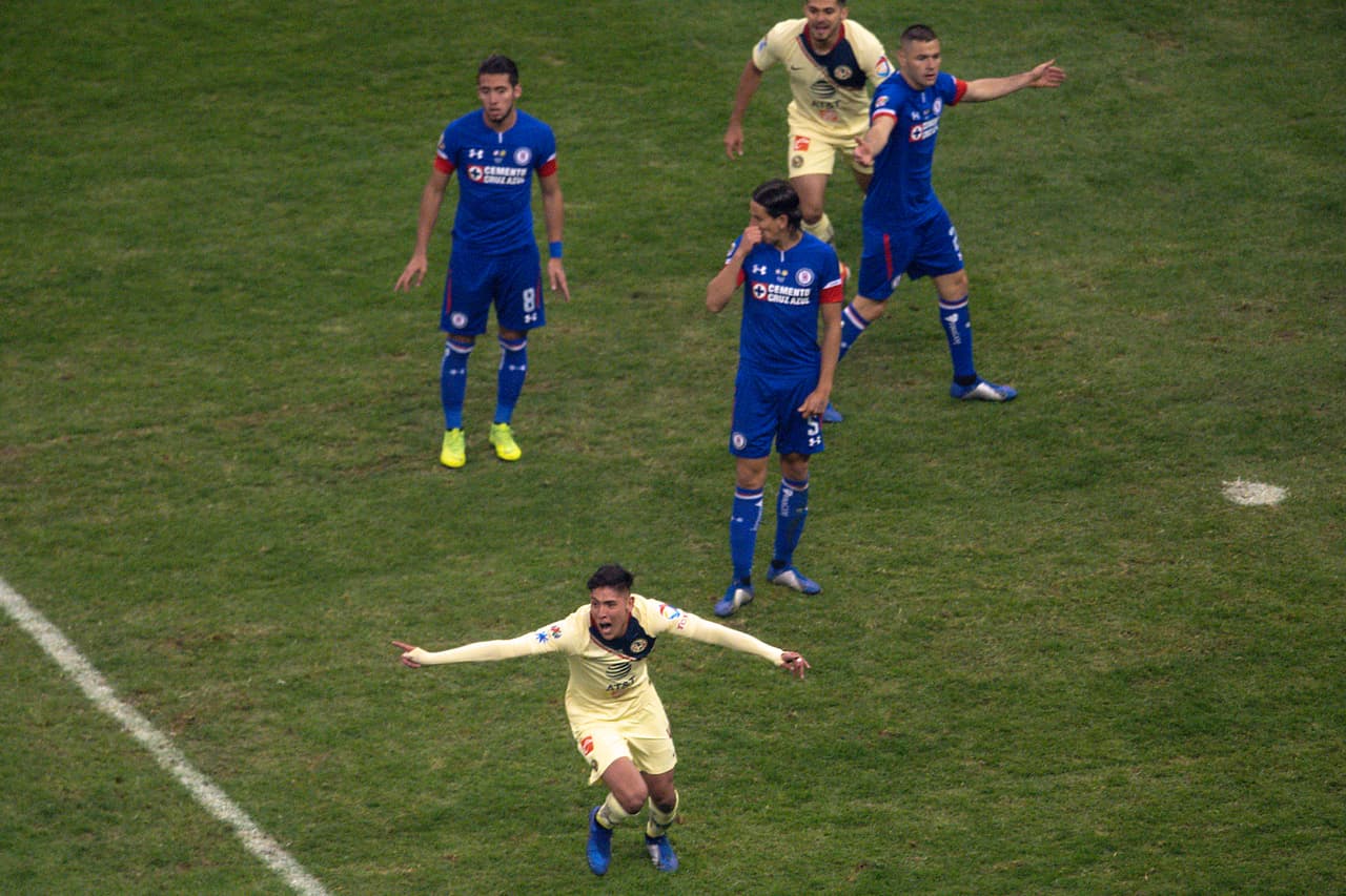 América lograba ponerse adelante 1-0 en el marcador con ese gran gol y el festejo efusivo de la cancha se contagiaba a las gradas, a la legión azulcrema.