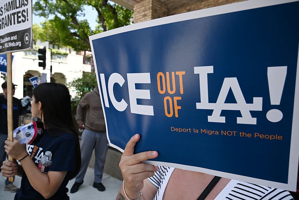 Con pancartas en las que reclamaban a los agentes de ICE que abandonaran Los Ángeles, este domingo un nutrido grupo de manifestantes llegó hasta el hotel AC de Marriott en Pasadena, donde creen que el Servicio de Control de Inmigración y Aduanas hospeda a los agentes que están realizando las redadas.