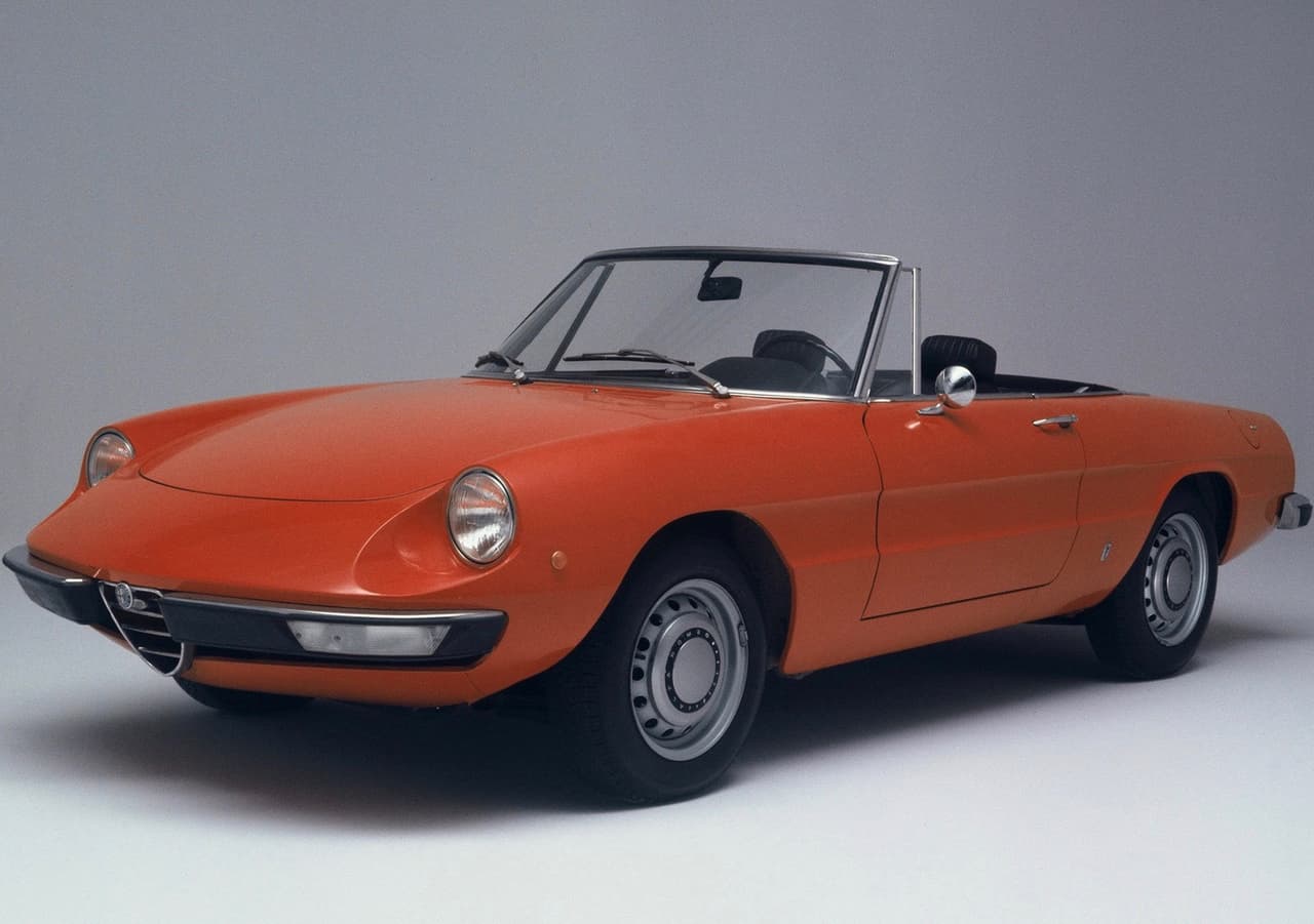 <h3 class="cms-h3-H3">19. Alfa Romeo Spider 1966 - 1969</h3>
<br>
<br>
<b>Diseñado por Battista Pininfarina y Franco Martinengo para Pininfarina.</b>
<br>
<br>El Alfa Romeo Spider fue el último proyecto de diseño de la casa Pininfarina en el que trabajó su fundador Battista Pininfarina. El nuevo auto sería el sustituto del Alfa Romeo Giulia Spider, un ícono en si mismo, por lo que su diseño de convirtió en una prioridad que debía ser supervisada de cerca. El diseño fue un éxito desde el principio, pero su fama fue potenciada por su inolvidable aparición en el exitoso filme 
<b>The Graduate</b> (1967).