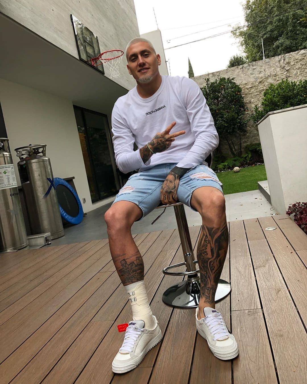 Nico Castillo tiene un buen espacio para relajar y jugar fubtol o básquetbol.