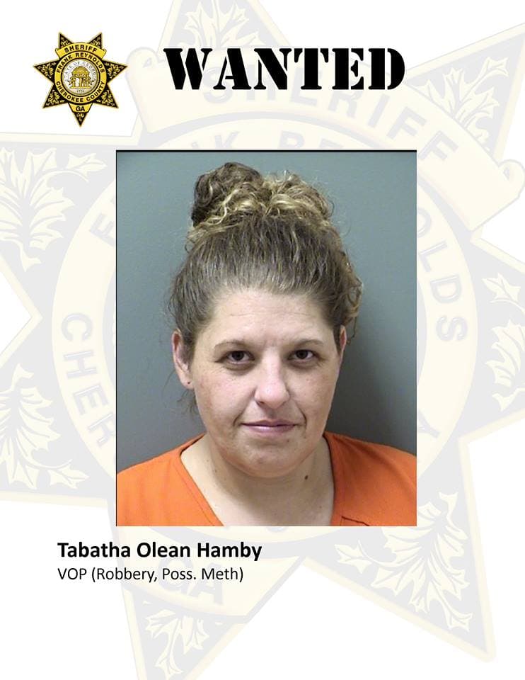 TABATHA OLEAN HAMBY. Acusada de robo y de posesión de metanfetamina. Si la has visto, llama al 911 o al 678-493-4080.
