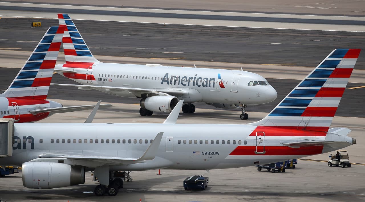 Dos aviones de American Airlines el 17 de julio de 2019, en el Aeropuerto Internacional Sky Harbor de Phoenix.