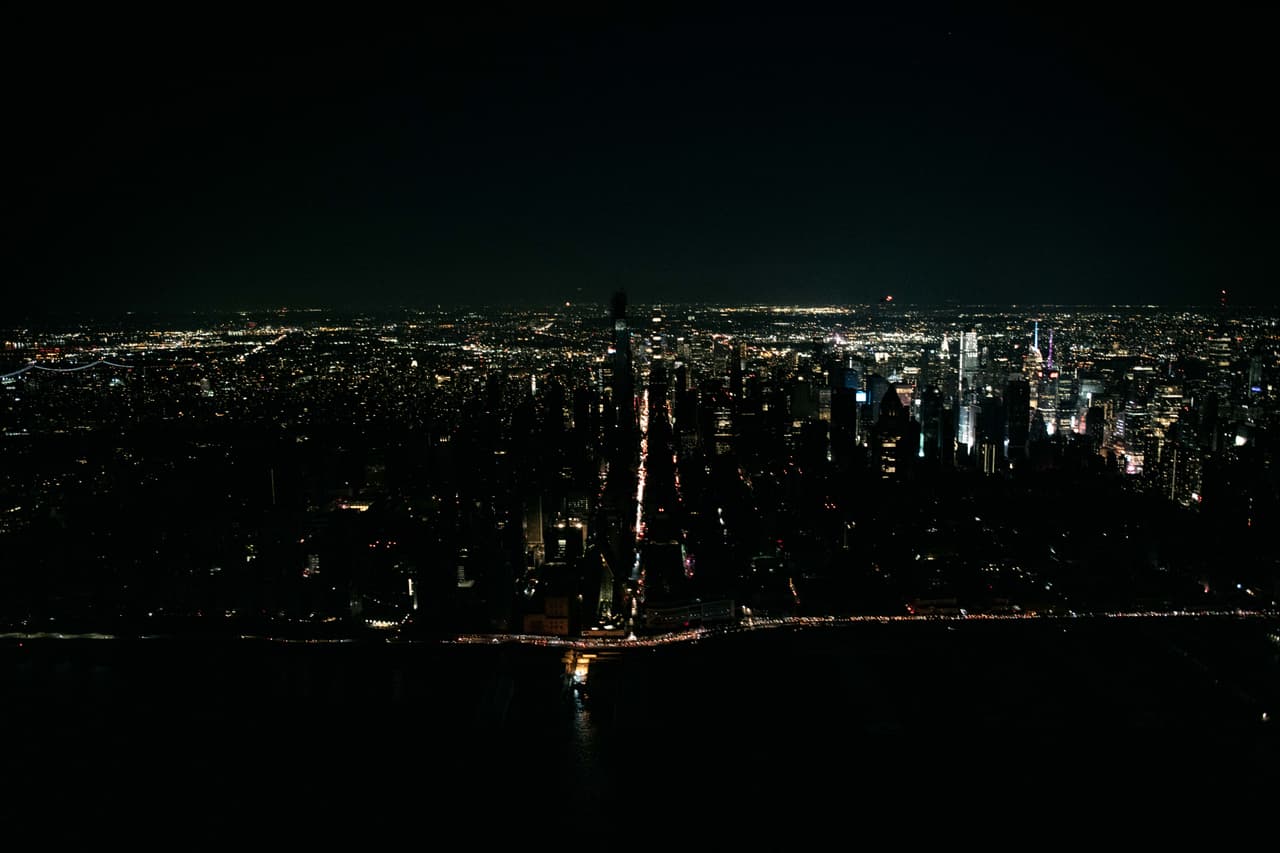NEW YORK, NY - JULY 13: Una gran sección del Upper West Side y Midtown en plena oscuridad durante el apagón. (Photo by Scott Heins/Getty Images)
