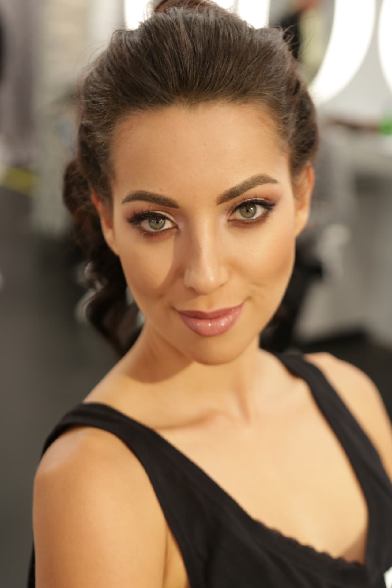 Detrás de cámaras las chicas nos sorprenden cargadas de artillería pesada… pero de belleza y sensualidad.