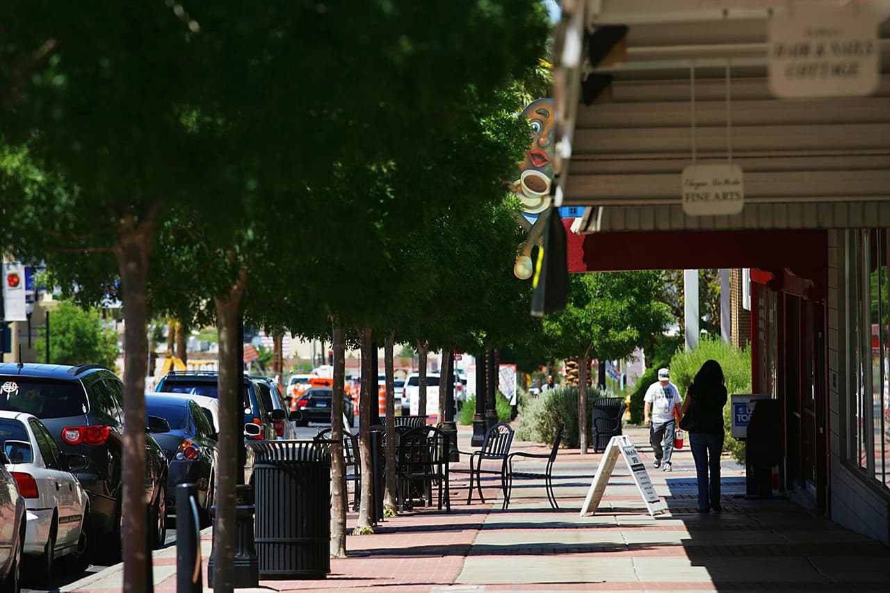 En el estado de Nevada, una de las ciudades que más ha crecido es 
<b>Henderson</b>, y junto con ello, los precios de la renta. A enero de 2020 éstos bordean los $1,400 como promedio y en cinco años, el alza fue de un 23%.