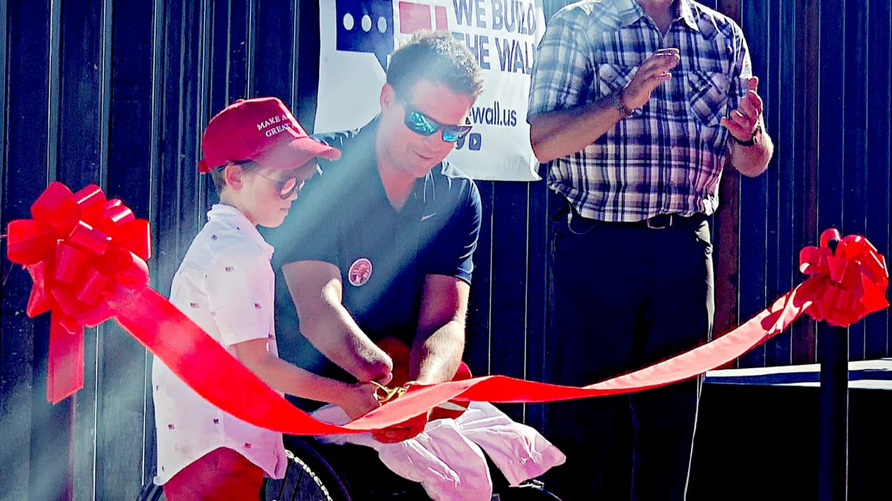 Según explica la organización We Build The Wall, el pequeño Benton, en febrero, instaló un puesto de chocolate caliente para recaudar fondos para pagar un muro fronterizo.