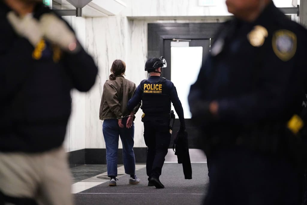 En Nueva York, se llevó a cabo una sentada en Grand Central, donde los manifestantes coreaban consignas y desplegaban pancartas exigiendo un alto el fuego, mientras Israel intensificaba sus bombardeos en la Franja de Gaza.