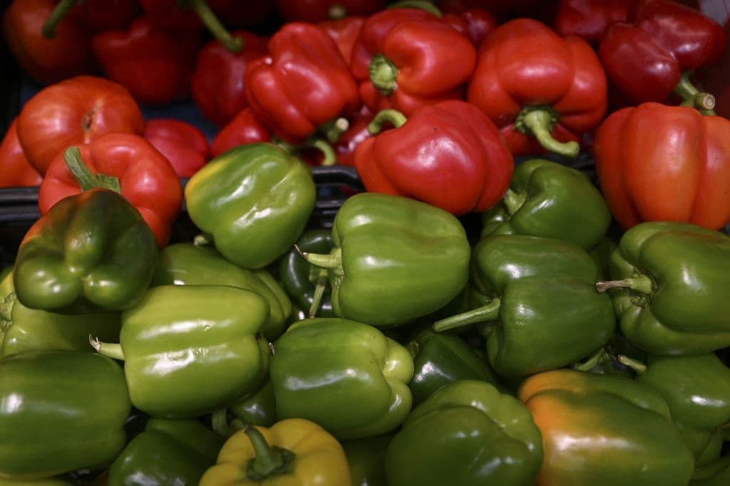 <b>9. Pimientos morrones y picantes: </b>solo después de la kale, la berza y las hojas de mostaza, los pimientos fueron los otros cultivos con la mayor cantidad de pesticidad detectados: 101 en total.