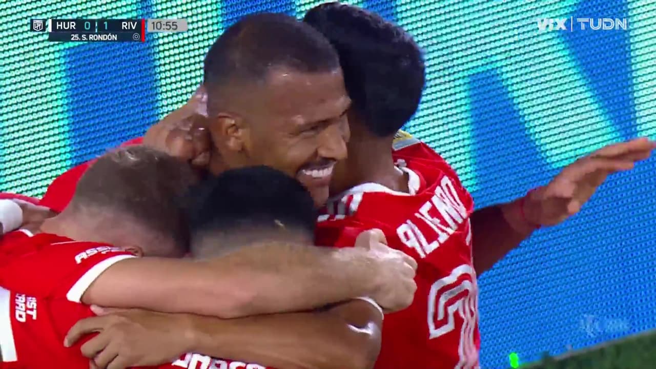 Salomón Rondón marca su primer gol con la camiseta de River para el 0-1