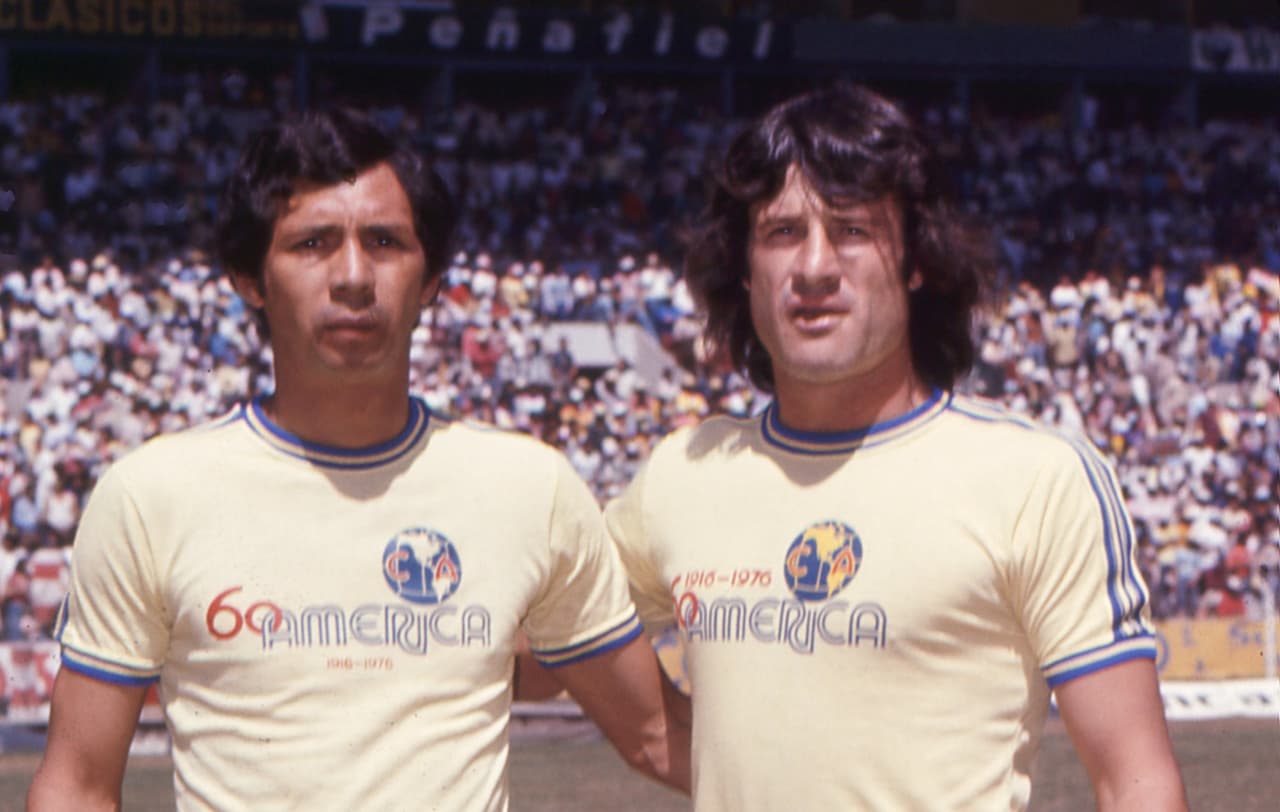 Javier Sanchez Galindo, a la izquierda, jugando para el América.