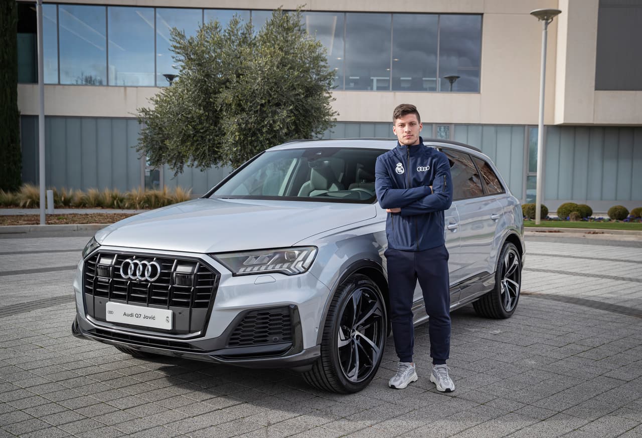<b>Luka Jovic</b> también se inclinó por las SUVs, en específico, una Audi Q7 50 TDI color Plata Florete.