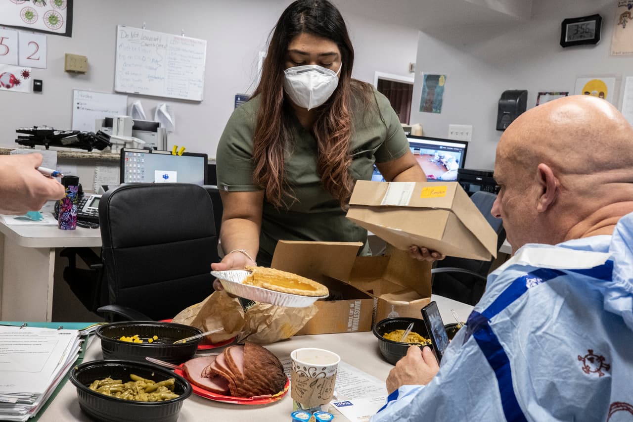 Ese día, el personal médico realizó su cena del Día de Acción de Gracias dentro del comedor del hospital.