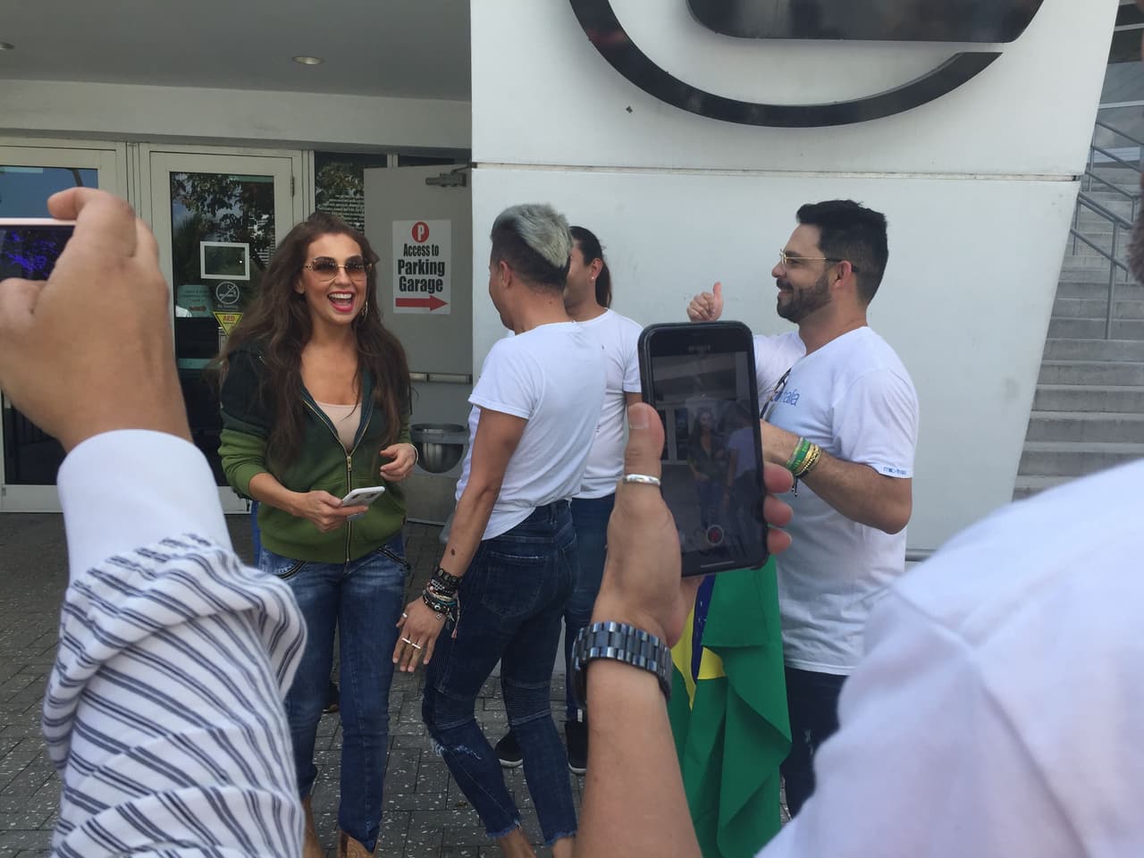 La sonrisa de Thalía dice más que mil palabras, simplemente emocionada por este gesto de cariño.