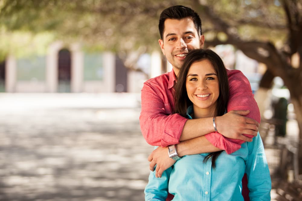 Por otra parte, la influencia lunar hace que atraigas a ti el amor y se envuelva tu aura con un tono de conquista que acentuará tus cualidades más positivas. Espera algo bueno en esta relación porque ahora estás en un momento feliz para dar y recibir lo mejor.
<br>