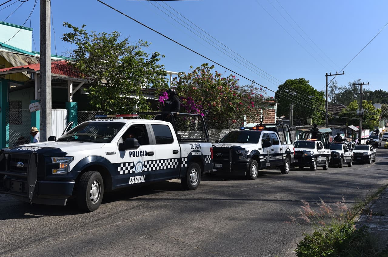 Así amanecía este sábado 20 de abril la zona tras la masacre de este viernes con vehículos de la Policía de Veracruz estacionados afuera de la casa.