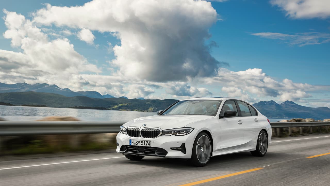 El BMW 330i contará con un precio inicial de
<b>40,250 dólares </b>al que hay que sumarle 995 dólares por cargo de destino. esto lo hace 50 dólares más barato que el modelo que reemplazo. BMW no adelantó el precio para los modelos M340i.