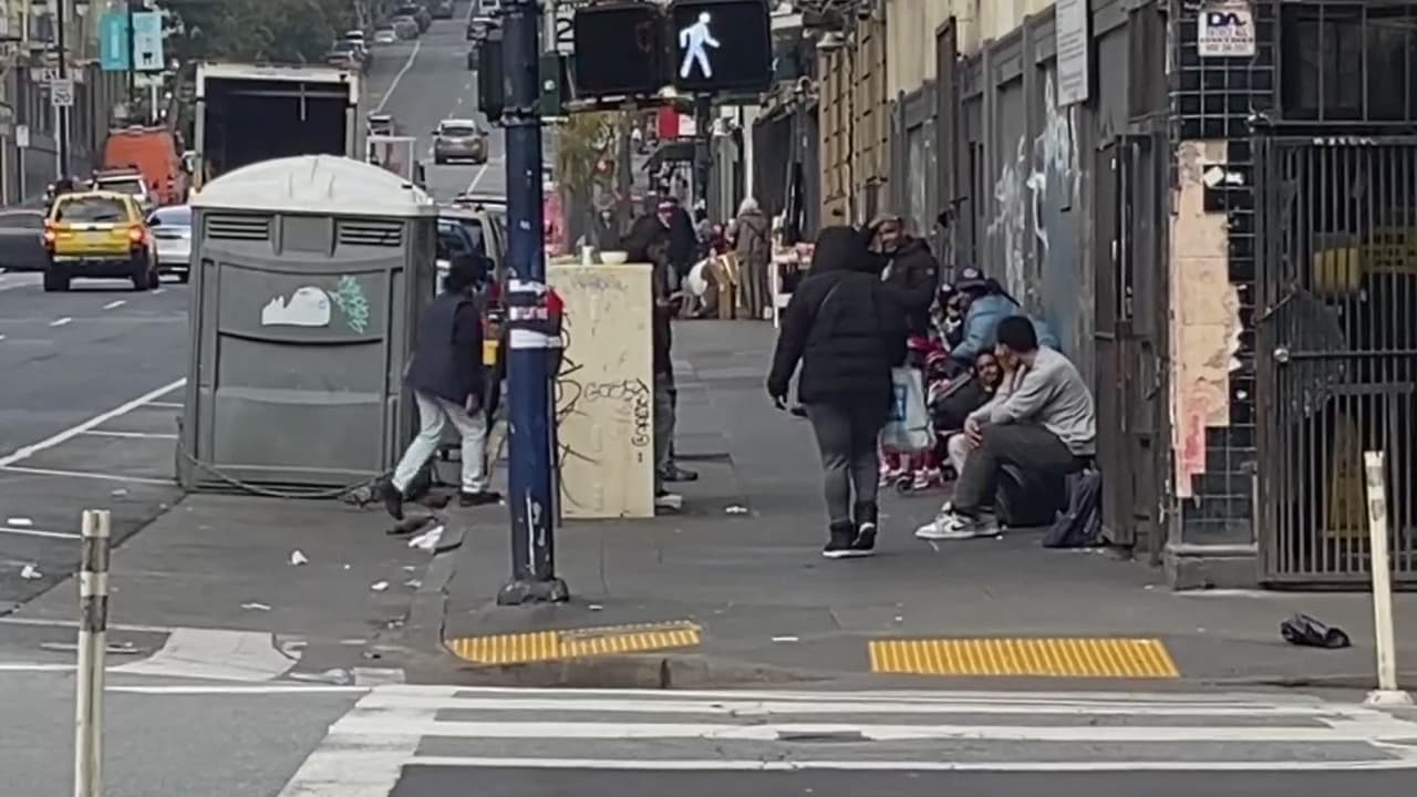 En San Francisco, que junto a Los Ángeles es una de las ciudades con más 
<b><a href="https://www.univision.com/local/san-francisco-kdtv/arrestan-a-hombre-sin-hogar-lo-acusan-de-apunalar-a-feligres-video" target="_blank">indigentes</a></b> en el estado de California, dueños de negocios llevan años pidiendo a las autoridades que les provean albergue.