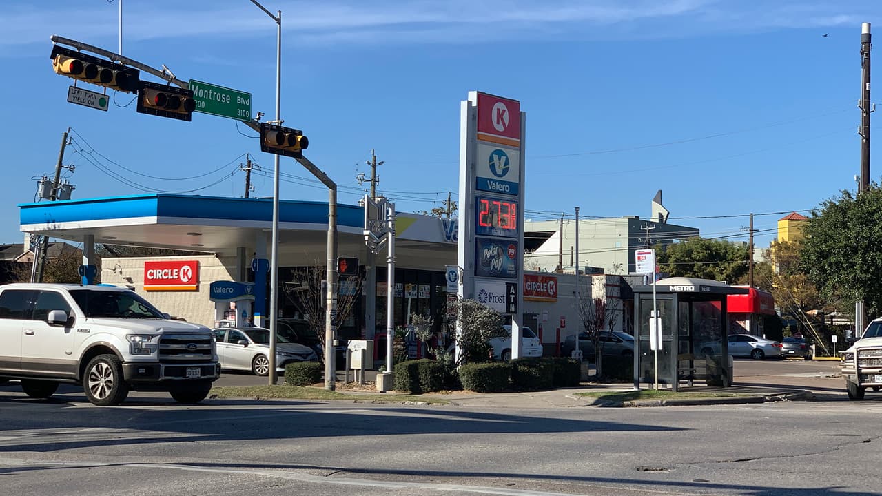 “Después de la temporada de fiestas, la demanda de la 
<a href="https://www.univision.com/local/houston-kxln/podria-aumentar-el-precio-de-la-gasolina-al-incrementar-la-demanda-agencia-aaa-texas">gasolina</a> ha bajado y eso es considerado muy normal porque disminuyen los viajes”, dijo Joshua Zuber, portavoz de la agencia AAA Texas.