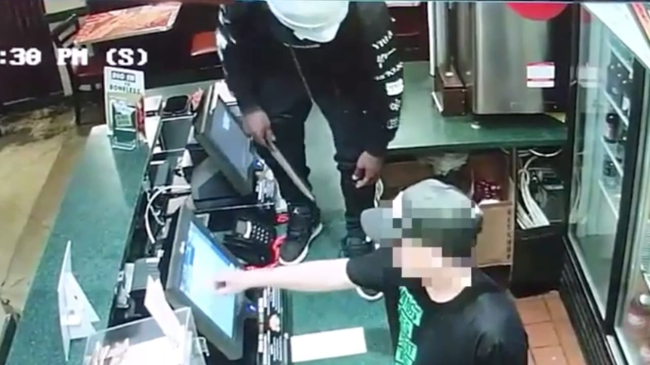 Dos adolescentes roban un restaurante a punta de cuchillo y pistola en el noroeste de Houston