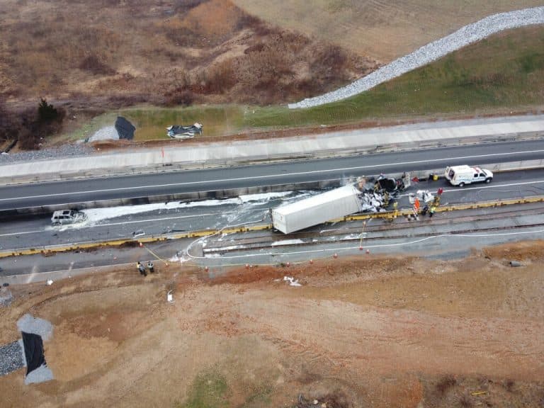 Choque y posterior incendio de un camión remolque y un carro cuasó el cierre temporal de la I-83 a la altura de la 36 en Maryland State Line y la salida 4 en Shrewsbury.