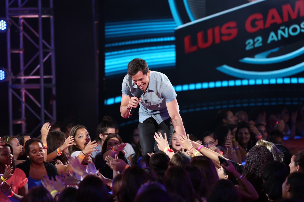 El boliviano pasó donde los jueces para cantar y compartir la historia de su fundación que ayuda a artistas de su país a recibir becas para estudiar música. Luis cantó "Que Lloro" de Sin Bandera y las chicas se volvieron locas.