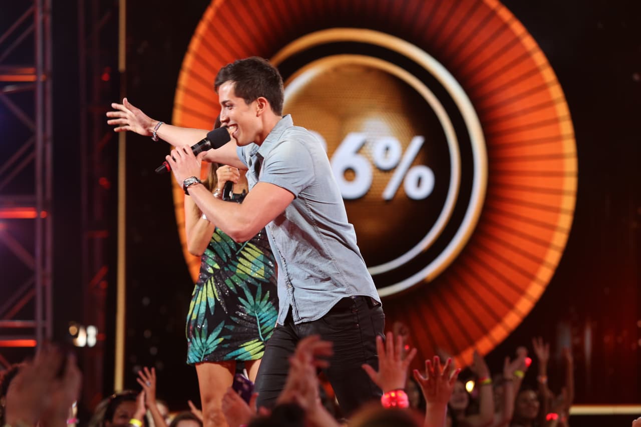 El boliviano pasó donde los jueces para cantar y compartir la historia de su fundación que ayuda a artistas de su país a recibir becas para estudiar música. Luis cantó "Que Lloro" de Sin Bandera y las chicas se volvieron locas.