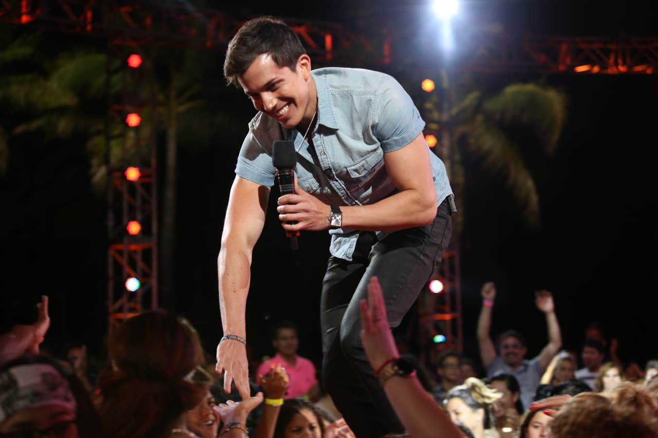 El boliviano pasó donde los jueces para cantar y compartir la historia de su fundación que ayuda a artistas de su país a recibir becas para estudiar música. Luis cantó "Que Lloro" de Sin Bandera y las chicas se volvieron locas.