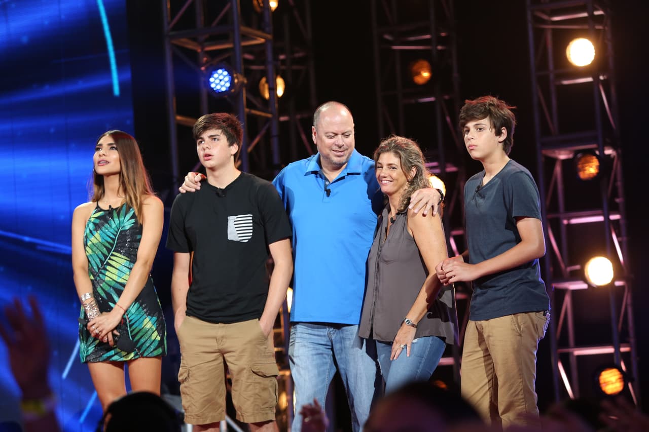 El boliviano pasó donde los jueces para cantar y compartir la historia de su fundación que ayuda a artistas de su país a recibir becas para estudiar música. Luis cantó "Que Lloro" de Sin Bandera y las chicas se volvieron locas.