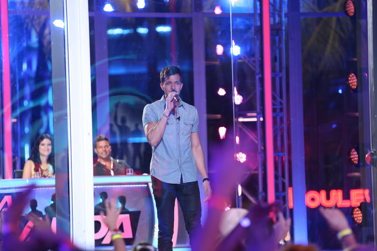 El boliviano pasó donde los jueces para cantar y compartir la historia de su fundación que ayuda a artistas de su país a recibir becas para estudiar música. Luis cantó "Que Lloro" de Sin Bandera y las chicas se volvieron locas.